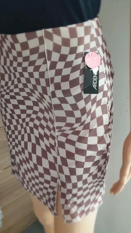 Falda corta Ardene XS con patrón de cuadros marrón y beige – abertura en la parte delantera – photo 8